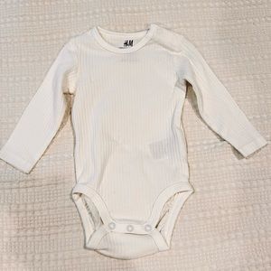 NEW! NWT!✨ H&M white/cream Ribbed Onesie 3M